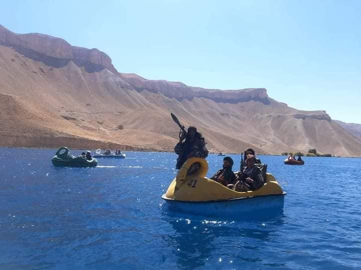 تصاویری از قایق سواری طالبان در بند امیر بامیان - تصویر دوم خبر