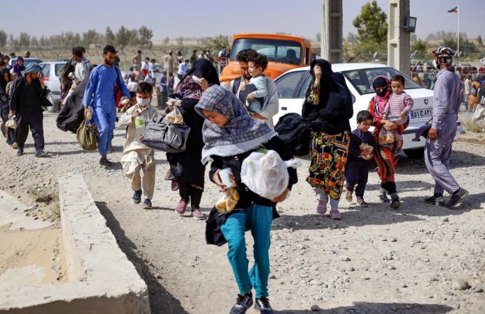 عضو کمیسیون امنیت ملی مجلس ایران: اگر مانع مهاجرت اتباع افغانستانی به کشور شویم، در تامین نیرو به مشکل می خوریم/ برخی از شهرها به «شهر اتباع» تبدیل شده