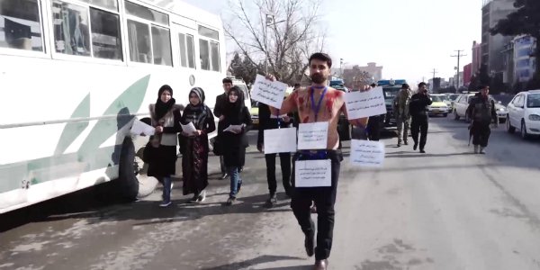 جوان معترض نیمه برهنه این بار در بلخ راه‎پیمایی کرد  - تصویر سوم خبر