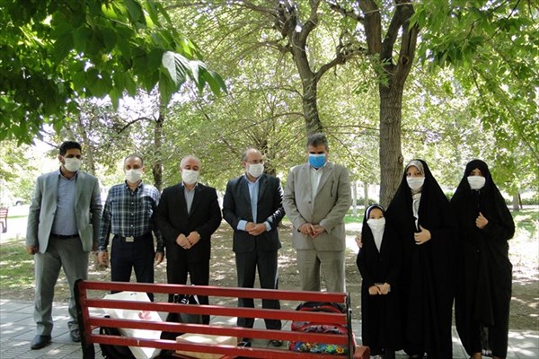 خانمی که به خاطر آموزش یک کودک  افغانی در پارکی در تهران، لقب «معلم فداکار» را گرفت - تصویر دوم خبر