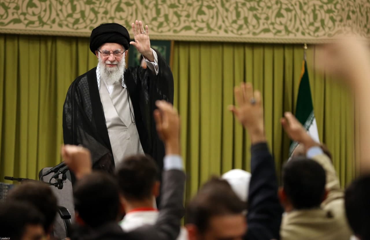 رهبر انقلاب اسلامی: دشمنان قطعاً پاسخ دندان شکن دریافت خواهند کرد - تصویر دوم خبر