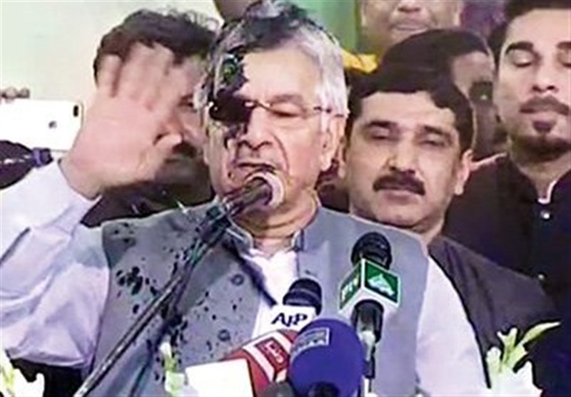 جوان معترض پاکستانی به صورت وزیر خارجه کشورش رنگ سیاه پاشید - خبرگزاری افغان ایرکا