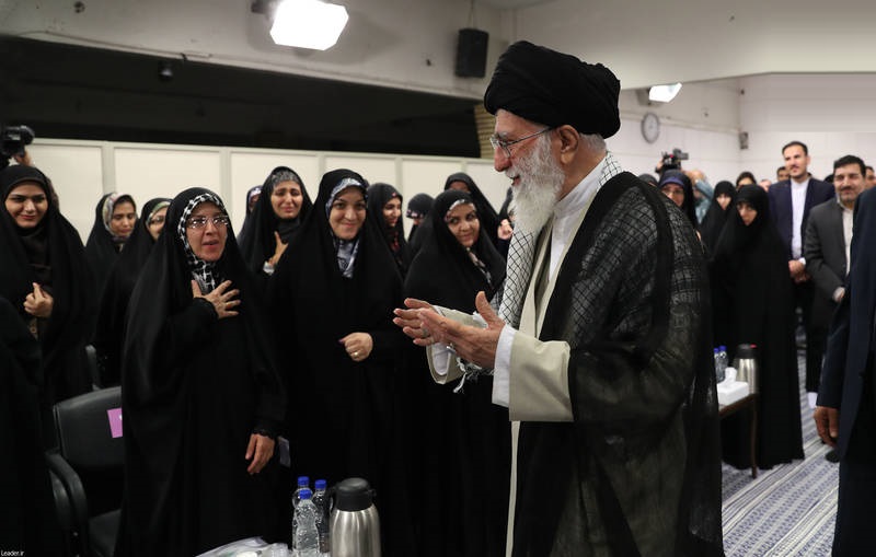 امام خامنه ای: بکوشید شعر فارسی عفیف، حکمت آمیز و امیدآفرین باقی بماند - تصویر سوم خبر