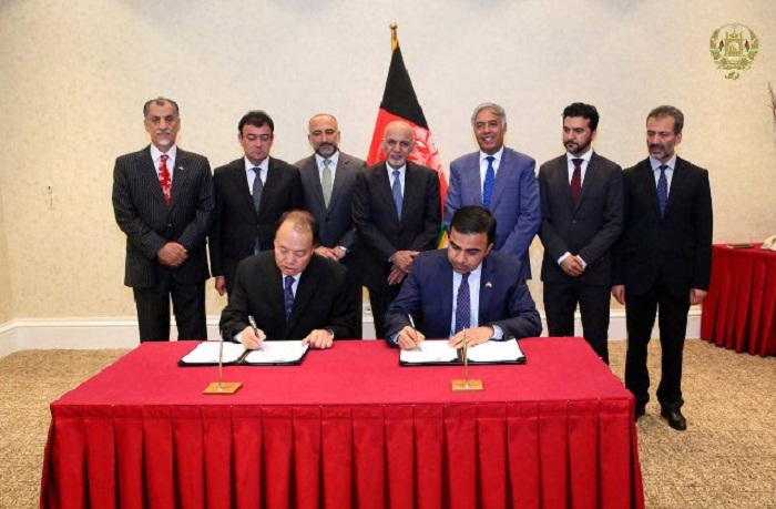 ارگ: افغانستان و چین دو تفاهمنامه ساخت راه آهن و بند برق را امضا کردند  