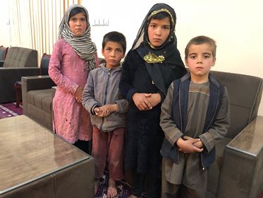 تصاویر کودکان ربوده شده در غزنی که به  آغوش خانواده هایشان بازگشتند - خبرگزاری افغان ایرکا