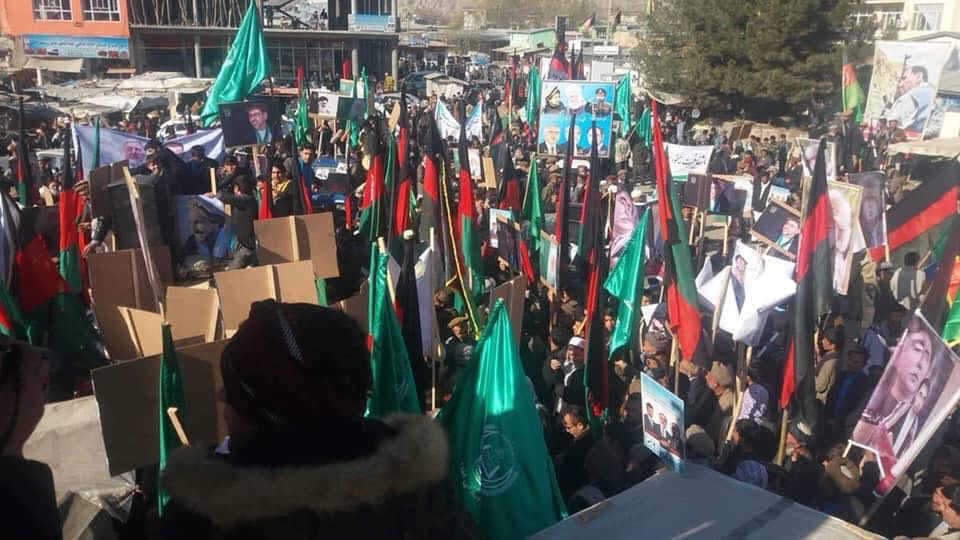 صدها تن از هواداران تیم ثبات وهم گرایی در بدخشان و دایکندی تظاهرات کردند - خبرگزاری افغان ایرکا