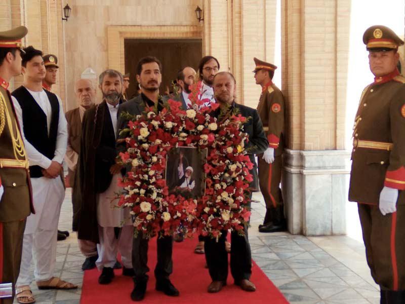 دبیرکل حزب رفاه ملی افغانستان با گذاشتن اکلیل گل بر مزار آیت الله محسنی یاد آن فقید سعید را گرامی داشت - تصویر دوم خبر