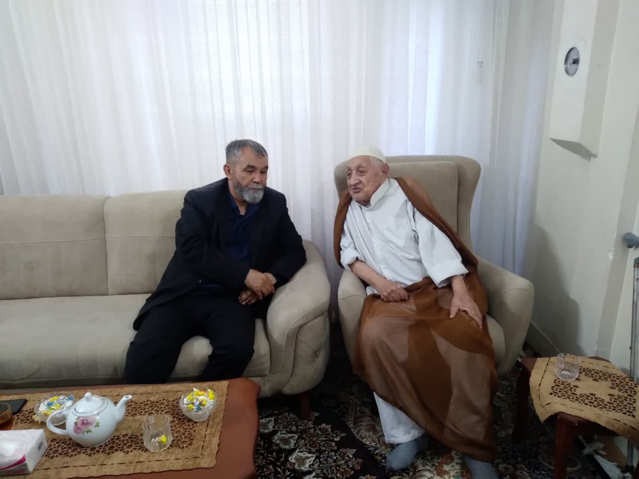 دبیر کل حزب رفاه ملی افغانستان از پژوهشگر و نویسنده شهیر هزاره ها در مشهد عیادت نمود - خبرگزاری افغان ایرکا