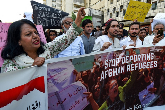 افزایش فشارها بر خبرنگاران افغان در پاکستان؛ بازداشت، تهدید و خطر اخراج