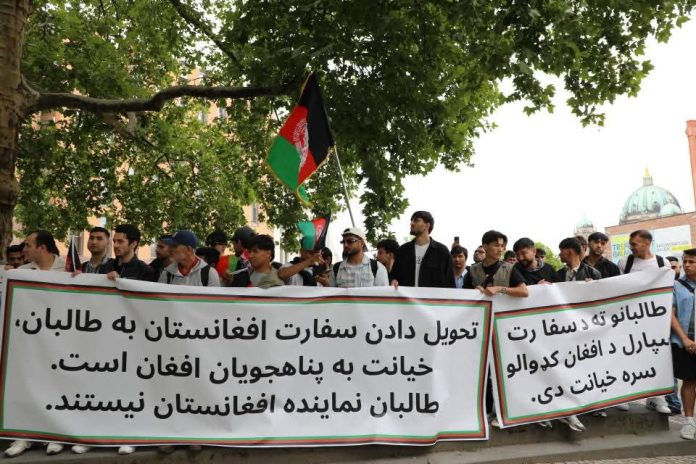 اعتراض شهروندان افغانستان در آلمان: طالبان نماینده افغانستان نیستند  - خبرگزاری افغان ایرکا