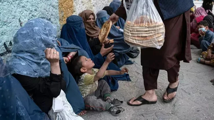 وقتی نان نیست، کودکی فروخته می شود؛ روایت تلخ فقر در افغانستان