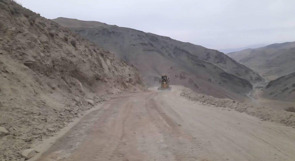 کار بازسازی 60 کیلومتر سرک در بامیان آغاز شد کار بازسازی 60 کیلومتر سرک در بامیان آغاز شد