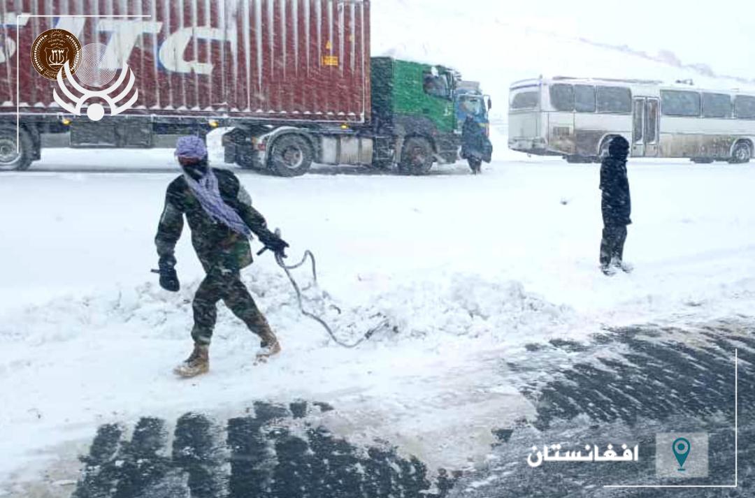  ده ها مسافر گیرمانده در برف در جوزجان نجات داده شدند - تصویر دوم خبر