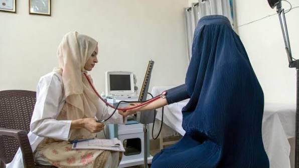 بحران کمبود داکتر زن در افغانستان؛ پیامد منع تحصیل دختران توسط طالبان