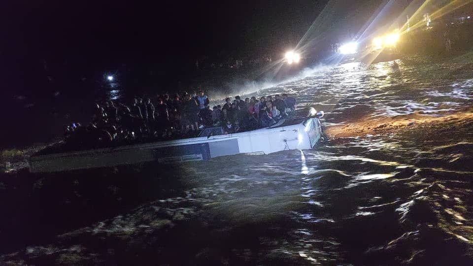  نجات سرنشینان یک موتر مسافربری از غرق شدن در آب در شیندند هرات