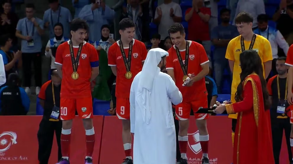 استقبال چهره های سیاسی از قهرمانی تیم فوتسال افغانستان در آسیا استقبال چهره های سیاسی از قهرمانی تیم فوتسال افغانستان در آسیا