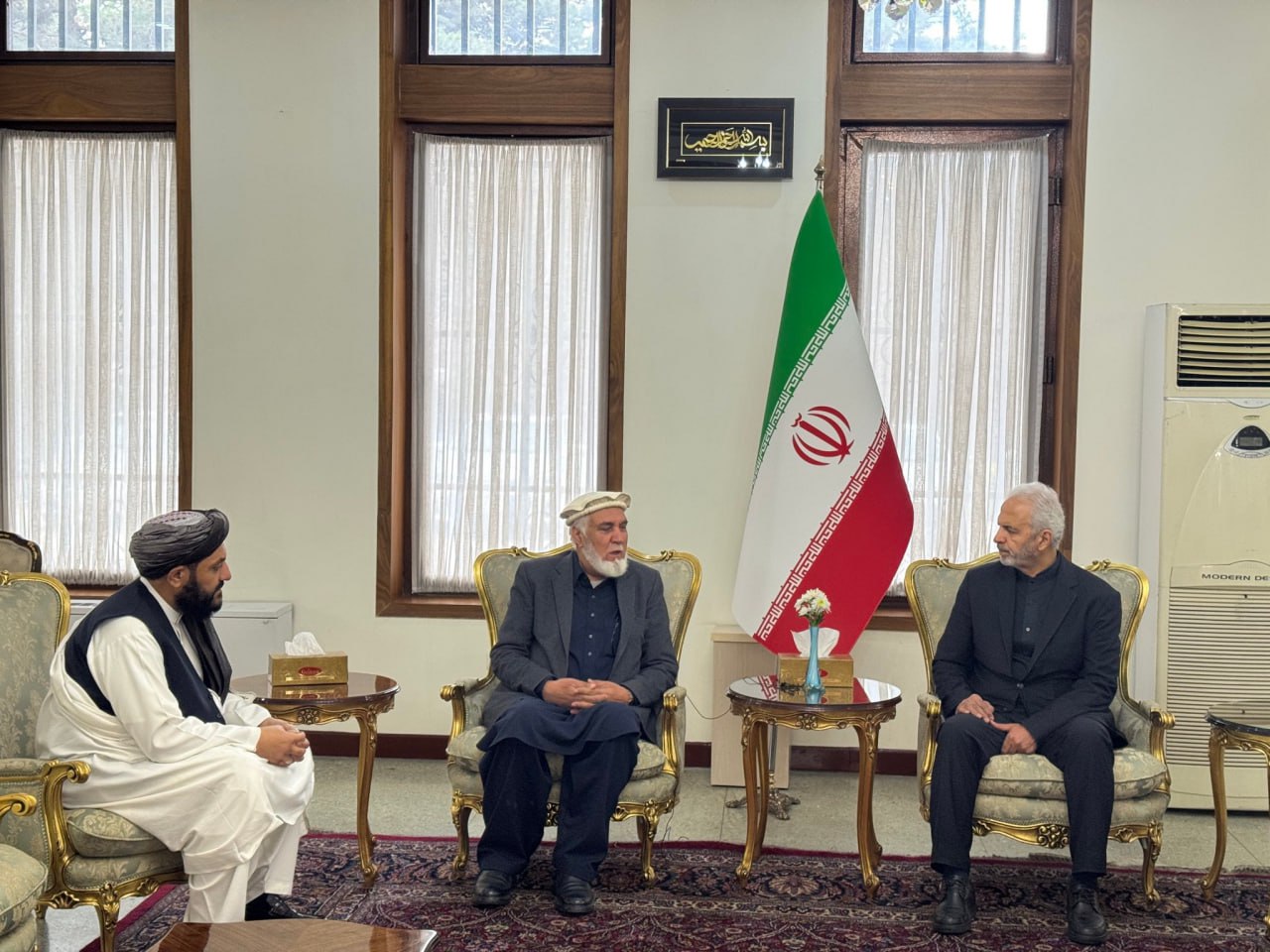 مقام های ارشد طالبان با حضور در سفارت ایران، شهادت رهبر انقلاب اسلامی را تسلیت گفتند  - تصویر دوم خبر