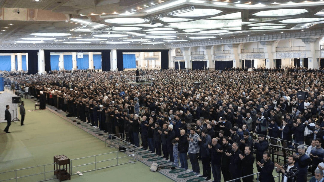 «جلوه ای از نصرت الهی»؛ برگزاری نماز عید فطر در ایران با حضور گسترده نمازگزاران همزمان با حملات هوایی