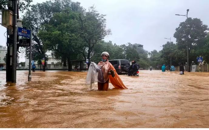 سیل و بارش های بی سابقه در ویتنام؛ هزاران نفر از مناطق مرکزی کشور تخلیه شدند سیل و بارش های بی سابقه در ویتنام؛ هزاران نفر از مناطق مرکزی کشور تخلیه شدند
