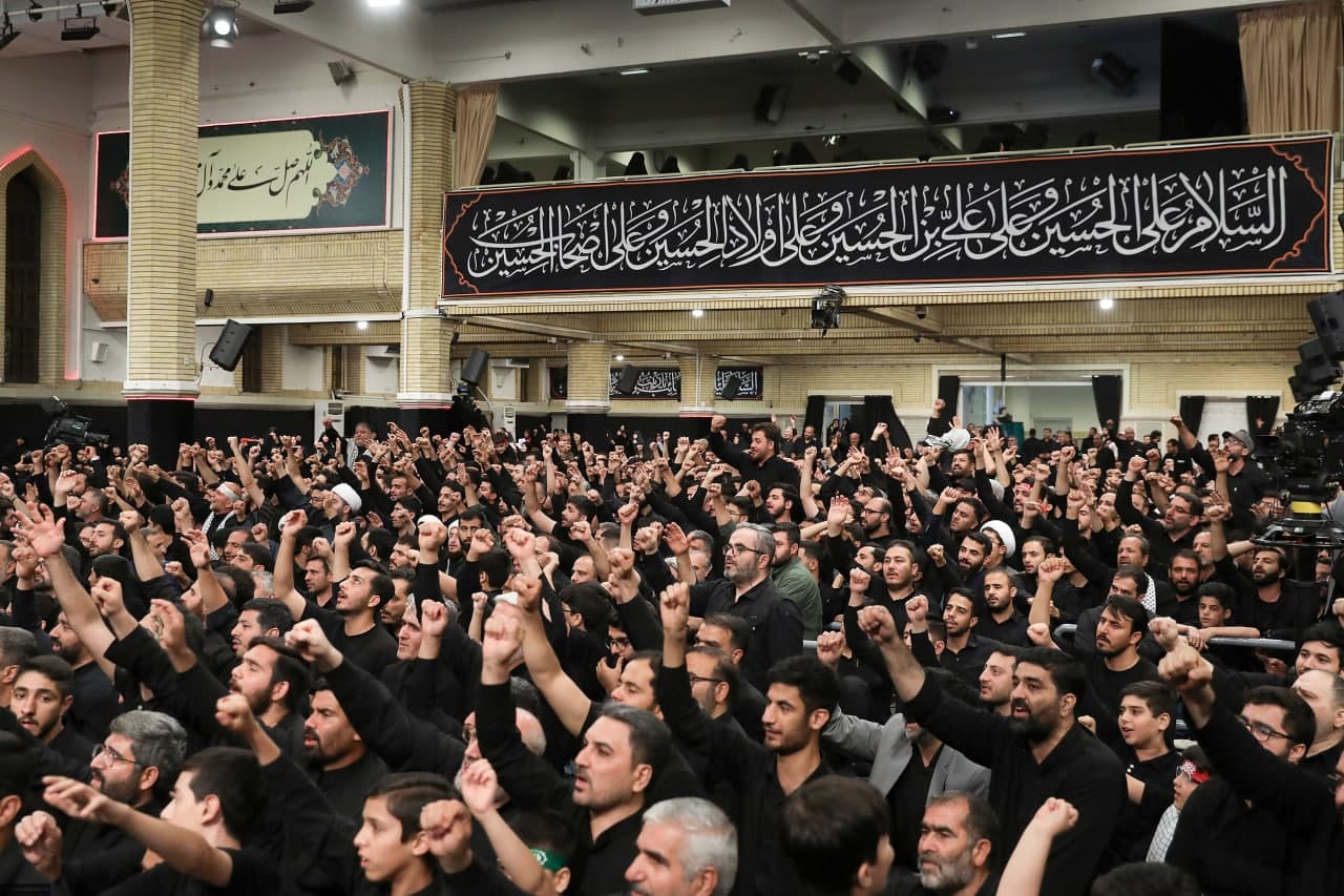 مراسم عزاداری شب عاشورای حسینی (علیه السلام) با حضور رهبر انقلاب اسلامی 