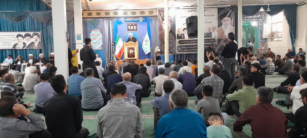 مراسم بزرگداشت رهبر شهید و تجدید بیعت با رهبر معظم انقلاب با حضور گسترده مهاجرین افغانستانی در غرب اصفهان برگزار شد