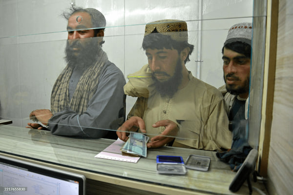 برداشت 500 میلیون دلاری طالبان از حساب مردم برداشت 500 میلیون دلاری طالبان از حساب مردم