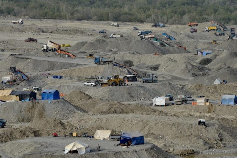 گسترش استخراج طلا در بدخشان با ماشین آلات سنگین؛ ابهام در قراردادها و نقش شرکت های چینی