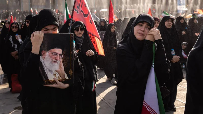 حماسه وداع؛ مصلی تهران میزبانِ بدرقه تاریخیِ رهبر شهید
