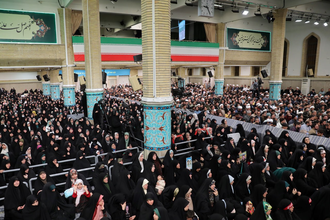 رهبر انقلاب اسلامی: رئیس جمهور آمریکا، مجرم اصلی فتنه اخیر است - تصویر سوم خبر