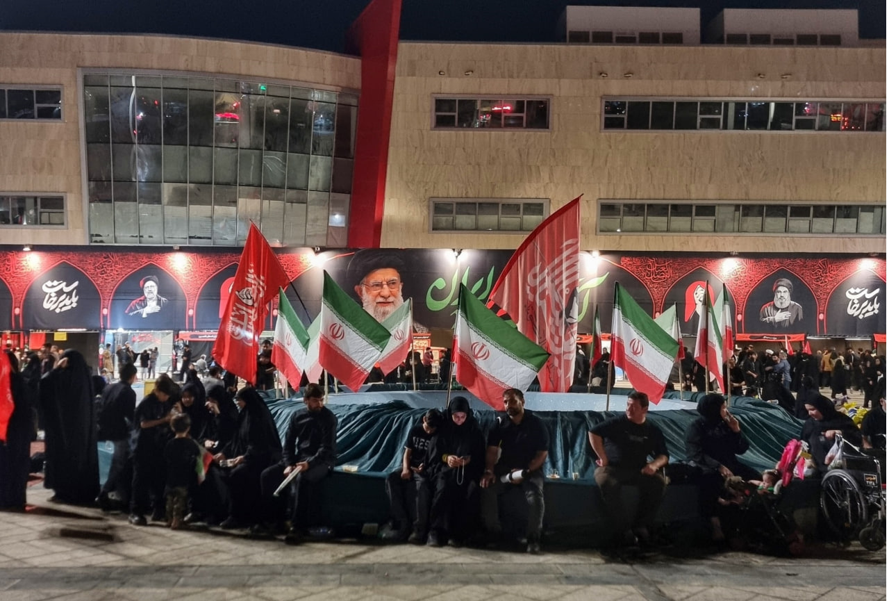 مشهد مقدس در انتظار بدرقه رهبر شهید؛ حضور باشکوه ملت ها در کنار هم 