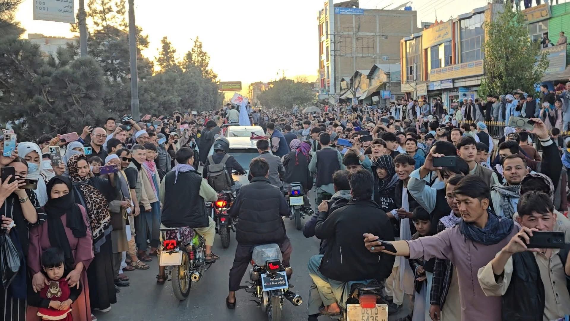 استقبال با شکوه از تیم فوتسال نوجوانان افغانستان در غرب کابل استقبال با شکوه از تیم فوتسال نوجوانان افغانستان در غرب کابل