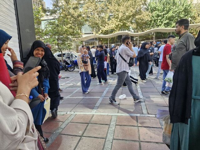 ماجرای ازدحام اتباع افغانستانی در مقابل پلیس مهاجرت تهران - تصویر سوم خبر