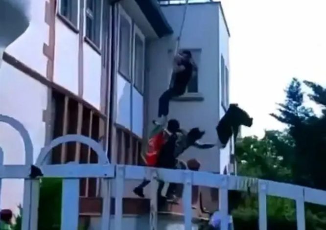 پایین کشیدن پرچم پاکستان توسط معترضان افغانستانی در فرانکفورت - خبرگزاری افغان ایرکا