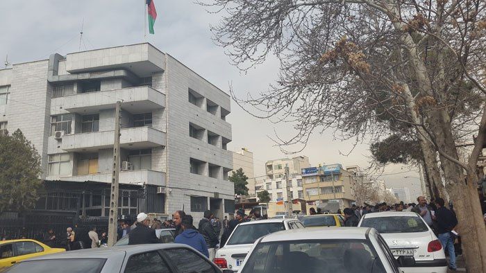 بخش تمدید پاسپورت و امور حقوقی سفارت افغانستان در تهران برای دو هفته تعطیل شد