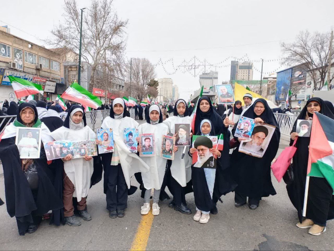 حضور گسترده مهاجرین افغانستانی مقیم ایران در راهپیمایی 22 دلو - گالری تصاویر خبر