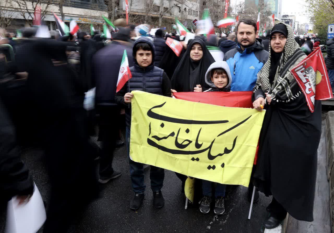 خروش زیر باران و در سایه انفجار؛ فریاد «الله اکبر» مردم تهران در راهپیمایی روز جهانی قدس - گالری تصاویر خبر