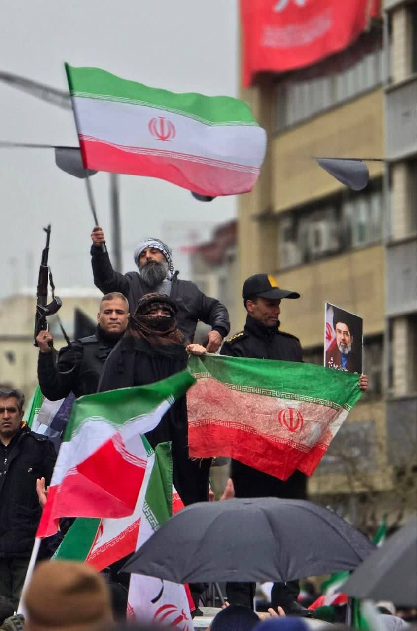 خروش زیر باران و در سایه انفجار؛ فریاد «الله اکبر» مردم تهران در راهپیمایی روز جهانی قدس - گالری تصاویر خبر