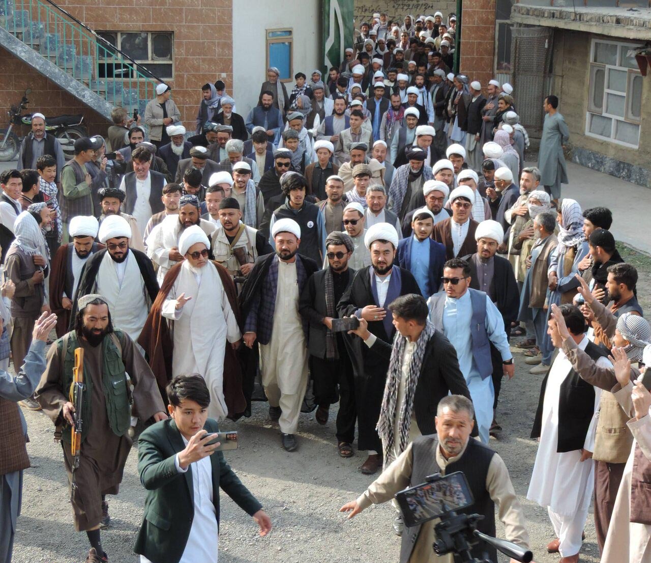 آیت الله واعظ زاده بهسودی: مشکلات شیعیان را از راه گفت وگو با مقام ها پی گیری می کنم  - گالری تصاویر خبر