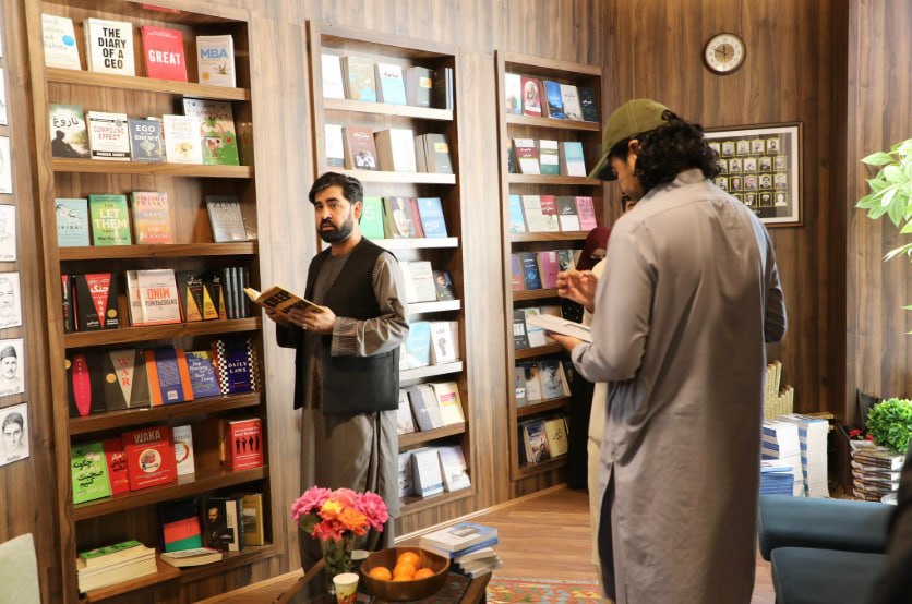 استقبال جوانان کشور از دوازدهمین سالگرد آغاز فعالیت یک کتابفروشی معروف در کابل - گالری تصاویر خبر
