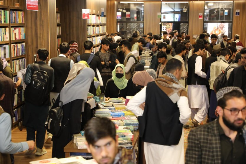 استقبال جوانان کشور از دوازدهمین سالگرد آغاز فعالیت یک کتابفروشی معروف در کابل - گالری تصاویر خبر