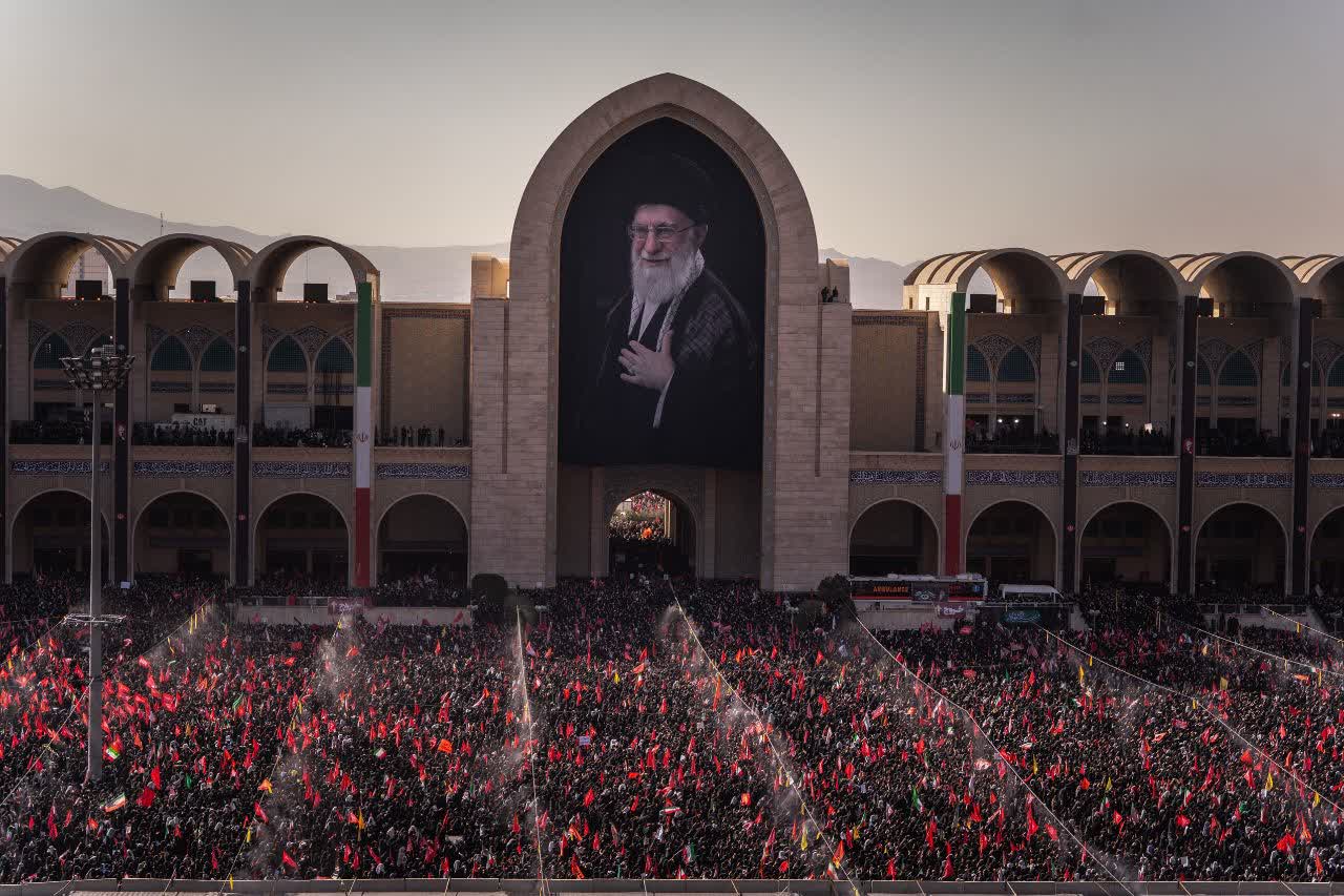 مراسم اقامه نماز بر پیکر مطهر امام مجاهد شهید حضرت آیت الله العظمی سیدعلی خامنه ای و شهدای خانواده ایشان - گالری تصاویر خبر