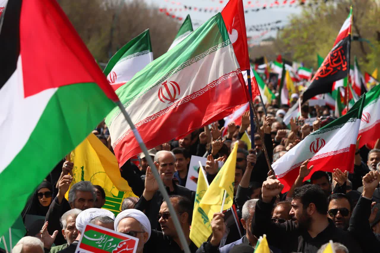 خروش زیر باران و در سایه انفجار؛ فریاد «الله اکبر» مردم تهران در راهپیمایی روز جهانی قدس - گالری تصاویر خبر
