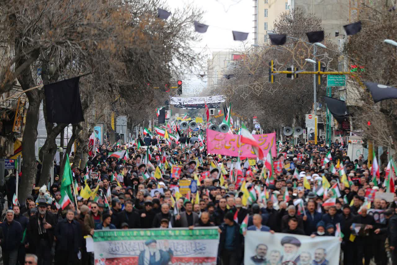 خروش زیر باران و در سایه انفجار؛ فریاد «الله اکبر» مردم تهران در راهپیمایی روز جهانی قدس - گالری تصاویر خبر