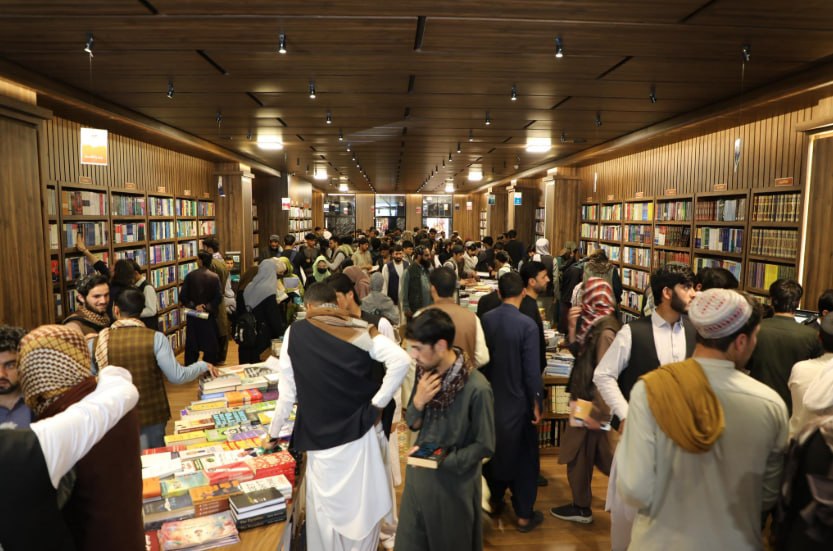 استقبال جوانان کشور از دوازدهمین سالگرد آغاز فعالیت یک کتابفروشی معروف در کابل - گالری تصاویر خبر