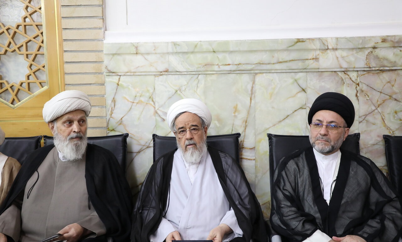 با حضور علما و فضلا؛ مراسم بزرگداشت آیت الله العظمی فیاض از سوی رهبر انقلاب اسلامی در حرم مطهر بانوی کرامت برگزار شد - گالری تصاویر خبر