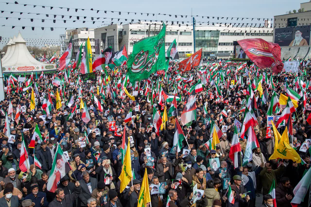 خروش زیر باران و در سایه انفجار؛ فریاد «الله اکبر» مردم تهران در راهپیمایی روز جهانی قدس - گالری تصاویر خبر