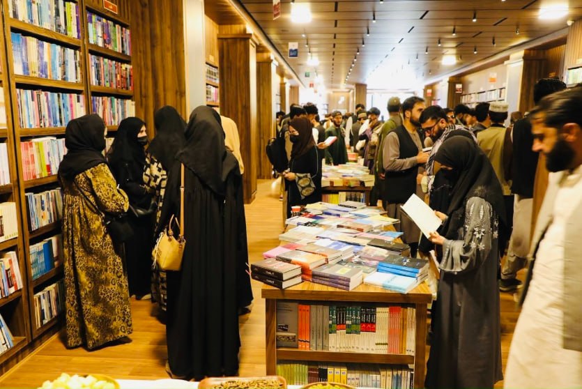 استقبال جوانان کشور از دوازدهمین سالگرد آغاز فعالیت یک کتابفروشی معروف در کابل - گالری تصاویر خبر