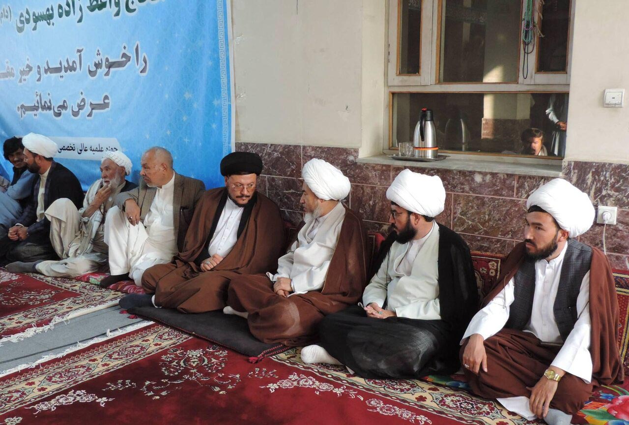 آیت الله واعظ زاده بهسودی: مشکلات شیعیان را از راه گفت وگو با مقام ها پی گیری می کنم  - گالری تصاویر خبر