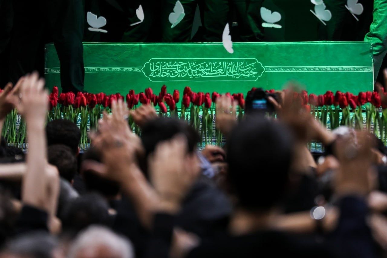 مراسم وداع با پیکر رهبر شهید انقلاب اسلامی و آخرین دیدار با خانواده های معظم شهدا  - گالری تصاویر خبر