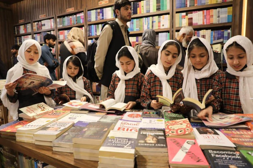 استقبال جوانان کشور از دوازدهمین سالگرد آغاز فعالیت یک کتابفروشی معروف در کابل - گالری تصاویر خبر